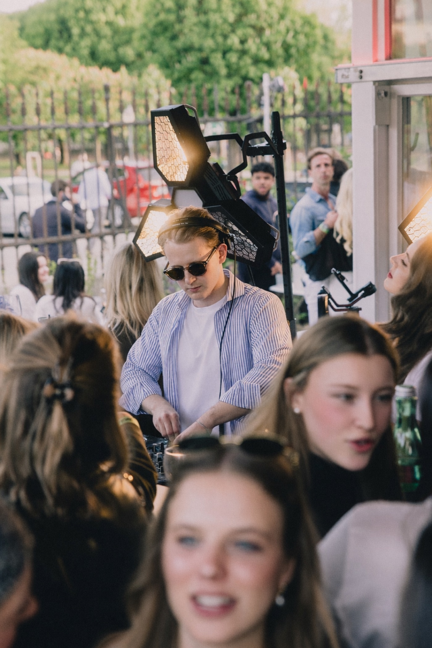 Ben Paul beim DJ-Set zwischen Publikum