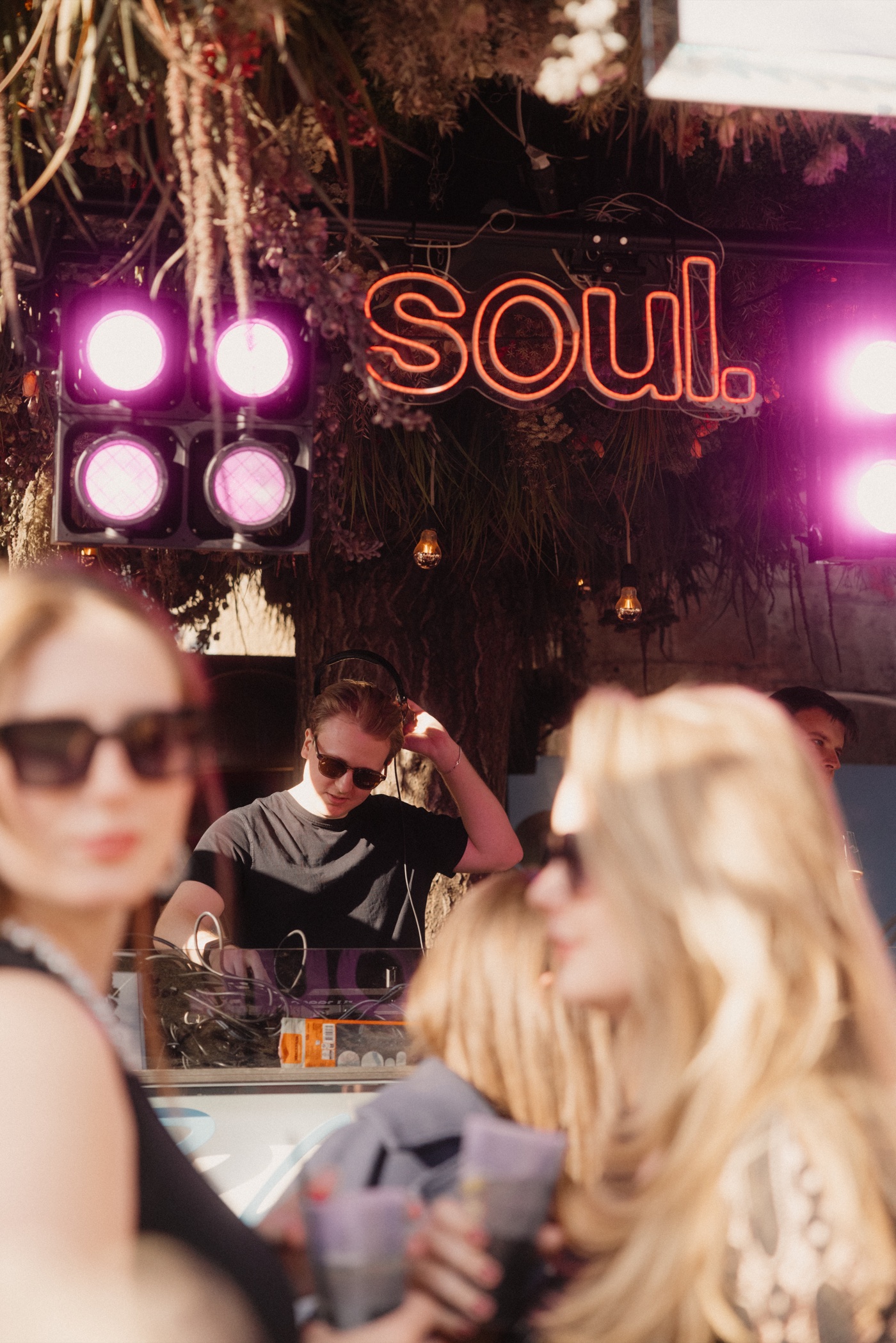 Ben Paul am DJ-Pult unter blauem Himmel