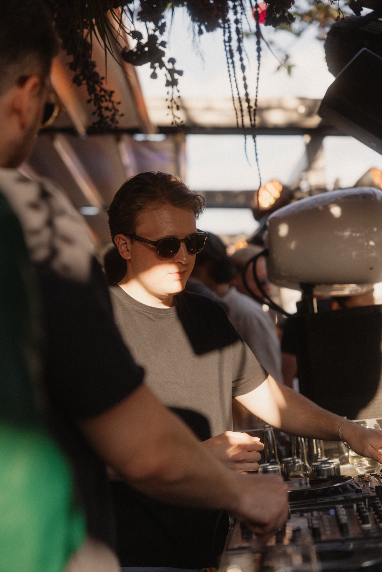 Ben Paul beim DJ-Set im warmen Licht